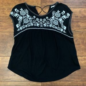 Embroidered black T-shirt with tie in the back
